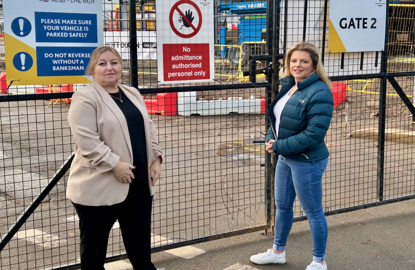 Hannah chats to a female Borough Councillor.